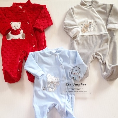 Três pijamas de bebé em algodão vermelho, cinza e azul claro com ursinhos bordados.