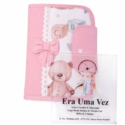 Capa rosa com estampado de ursinho, laço e renda, saco plástico com texto Era Uma Vez