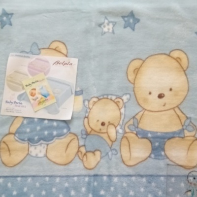 Manta azul para bebé com três ursos castanhos em roupa azul e padrão de estrelas