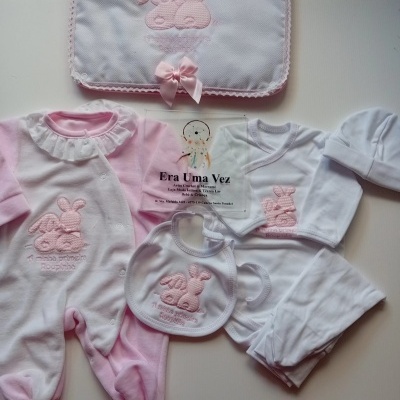 Conjunto de roupa de bebé rosa e branca com bordado de coelhinho e etiqueta Era Uma Vez