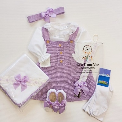Conjunto roupa bebé lilás e branco com sapatinhos e fralda
