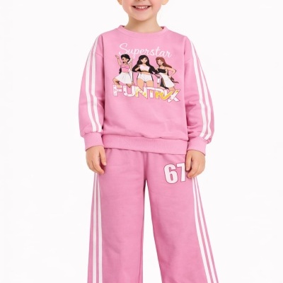 Roupa infantil rosa com estampado de personagens femininas e texto, com calças largas e riscas brancas laterais