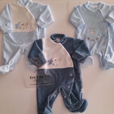 Três macacões de bebé em veludo azul com desenhos de ursinho e girafa