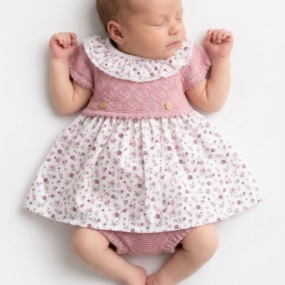 Bebé deitado com vestido rosa e saia floral