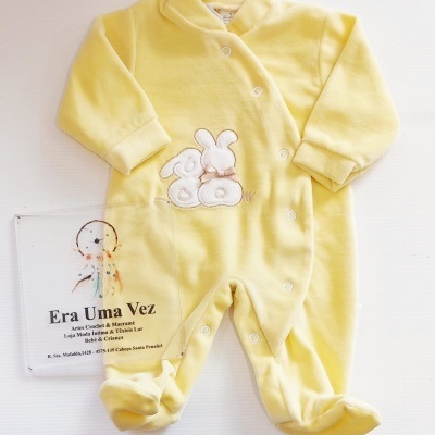 Macacão de bebé amarelo com botões e bordado de coelhos