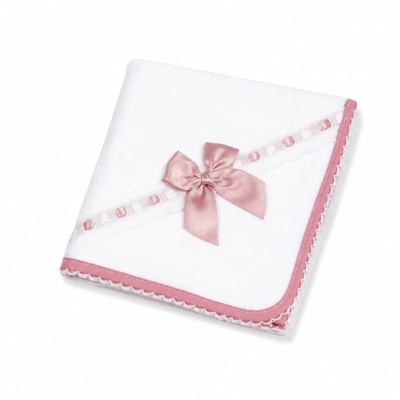 Toalha branca com bordas e laço rosa dobrada