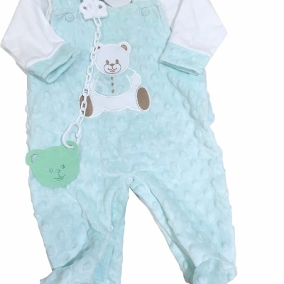 Macacão de bebé azul claro com ursinho aplicado e prendebiberão verde