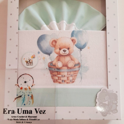 Conjunto de têxteis para bebé com ilustração de ursinho e balões em embalagem branca com estrelas