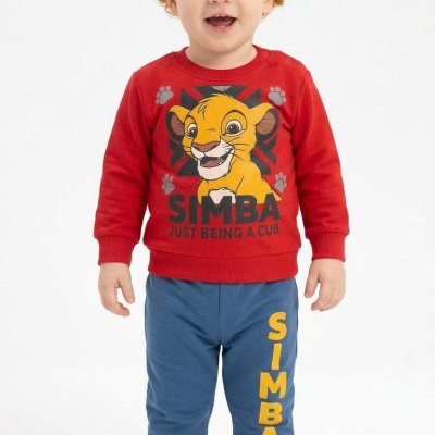 Menino a usar roupa de criança com estampa do Simba vermelho e azul