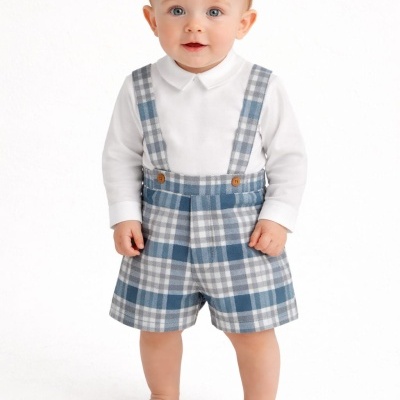 Bebé com roupa xadrez e camisa branca em fundo branco