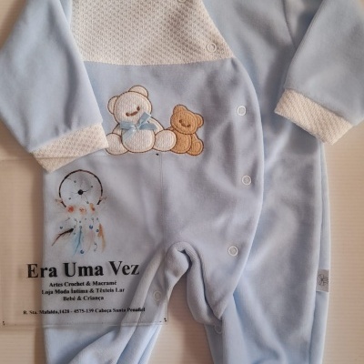 Pijama azul claro para bebé com bordado de ursos e botões de pressão