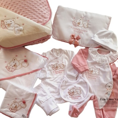 conjunto de roupa para bebé branco e rosa com bordado de urso e texto, incluindo babete, body, manta e touca