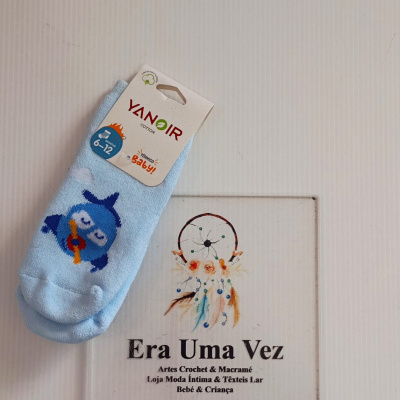 Meias de bebé azul claro com desenho de pinguim e etiqueta YANOIR.