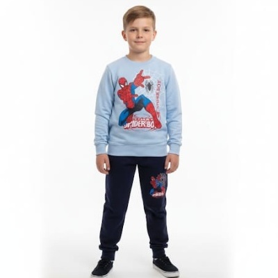 Menino com conjunto azul claro e azul escuro com estampa do Homem-Aranha