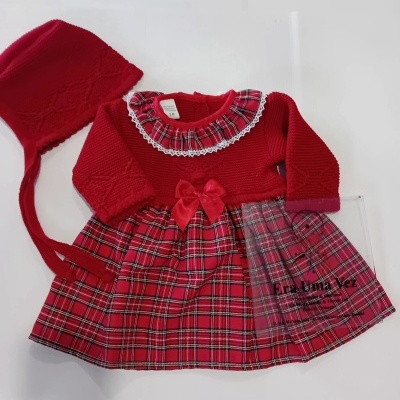 Conjunto de bebé vermelho com vestido de malha e folho xadrez e gorro tricotado