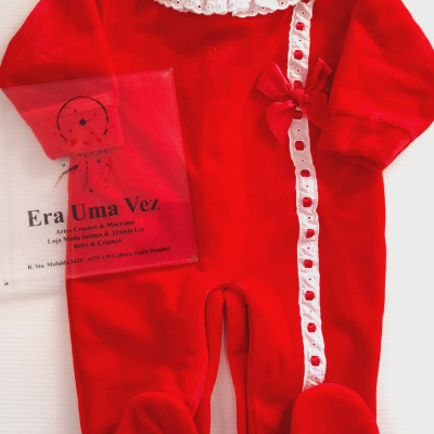Macacão de bebé vermelho com gola branca de renda e laço