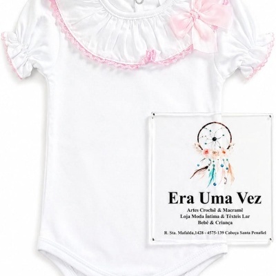 Body branco de bebé com gola e laço rosa