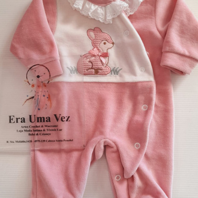 Macacão de bebé rosa e branco com bordado de coelho e gola rendada