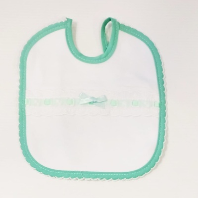 Babete branco com borda e laço verde água