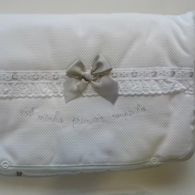 Mala branca texturizada com renda, fita e laço cinza com frase bordada