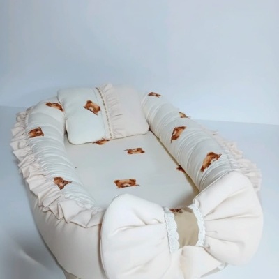 Cama para bebé bege com estampado de ursinhos e laço grande