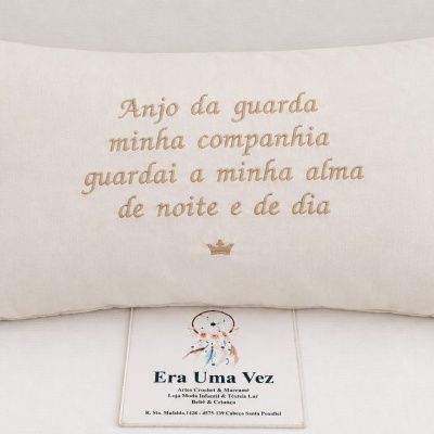 Almofada bege com bordado em castanho claro e cartão de visita com ilustração de filtro dos sonhos