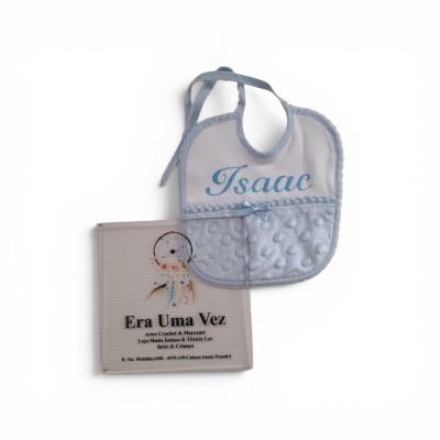 Babete de bebé branco com borda azul e nome Isaac em azul
