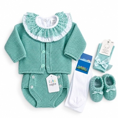 Conjunto de roupa de bebé verde água com casaco, body, cueiro, meias e sapatinhos.