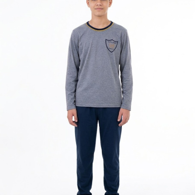 Pijama masculino cinzento e azul escuro com logotipo em escudo.