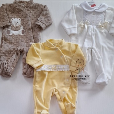 Três macacões de bebé castanho, amarelo e branco em tecido macio