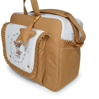 mala de bebé camel com bolso branco decorado com desenho de cervo e folhos