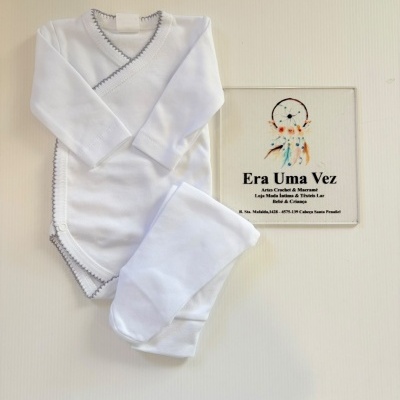 Conjunto de roupa de bebé branco com borda cinza e placa com texto Era Uma Vez