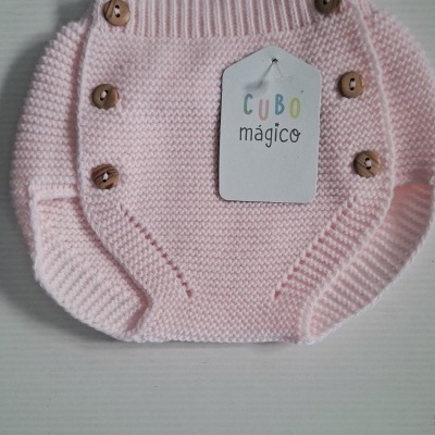 Cueiro cor-de-rosa de malha com botões de madeira e etiqueta CUBO mágico