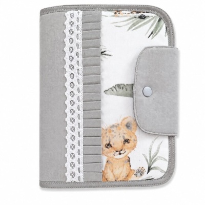 Capa cinzenta e branca com estampa de leãozinho e folhas, com renda e fecho
