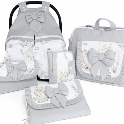 Conjunto de acessórios para bebé em tecido cinzento e branco com laços e padrões de animais