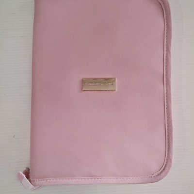 Capa rosa lisa sintética com fecho e placa metálica made with love