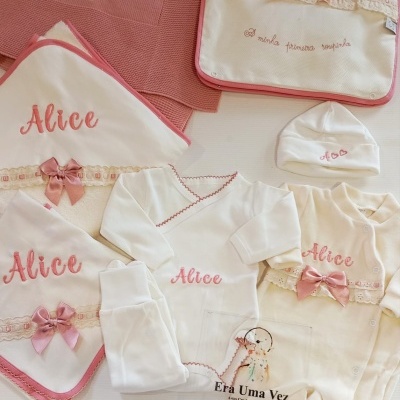 Conjunto de roupa e acessórios de bebé branco e rosa com nome Alice bordado