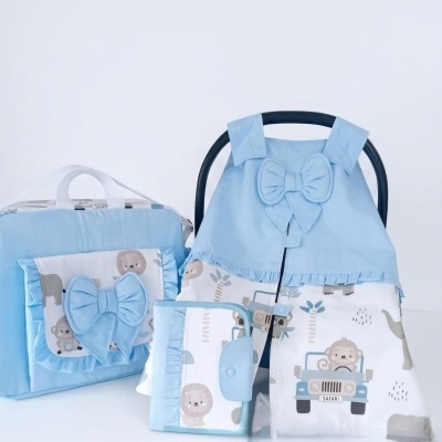 Conjunto de roupa de bebé azul com padrão de animais safari e malas.