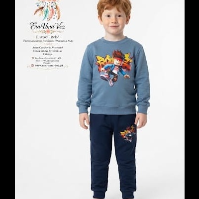 Menino com conjunto de roupa azul com estampa colorida de personagem animada