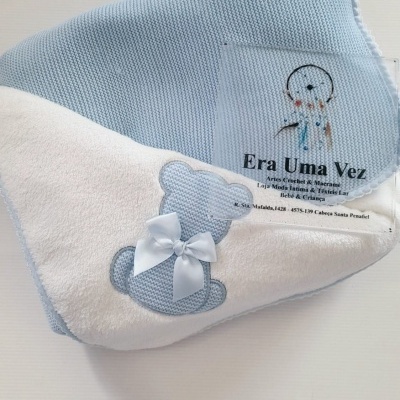 Manta de bebé azul claro com aplicação de urso e laço branco