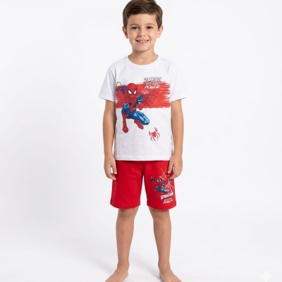 Menino com roupa de criança com estampa Spider-Man