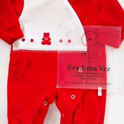 Macacão de bebé vermelho e branco com botão de pressão e ursinho bordado.