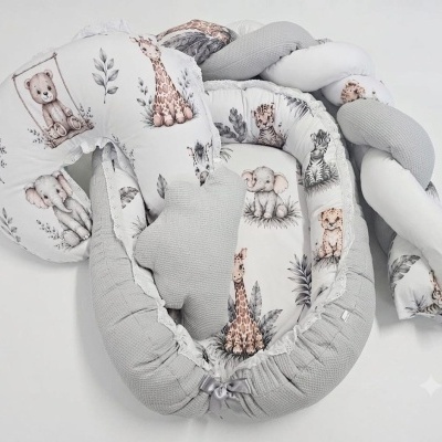 Conjunto de bebê com ninho, almofadas e trança com estampas de animais da selva e cores cinza, castanho e branco
