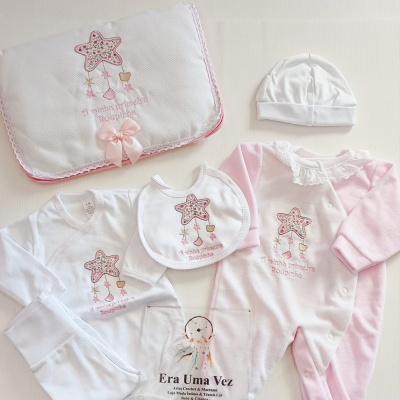 Conjunto de roupa de bebé com saco, macacão, body, babete e touca, branco e rosa com bordados de estrela floral