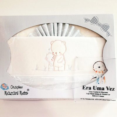 Conjunto de manta e fralda branco com desenho de ursinhos e mandala colorida
