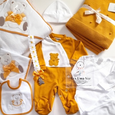 Conjunto de roupa de bebé mostarda e branco com temas de ursos e manta mostarda