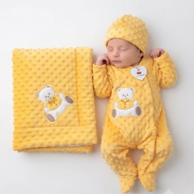 Conjunto amarelo para bebé com textura de pompons e ursinho bordado.