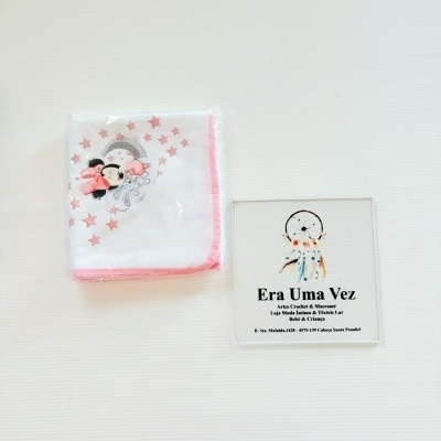Fralda branca com estampa infantil rosa junto a cartão transparente com texto Era Uma Vez.