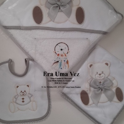 Conjunto toalha de bebé com babete, bordado ursinho e laço cinza