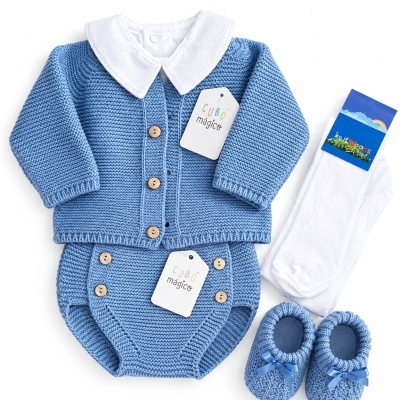 conjunto de bebé azul com casaco, cueca, botinhas e meias brancas